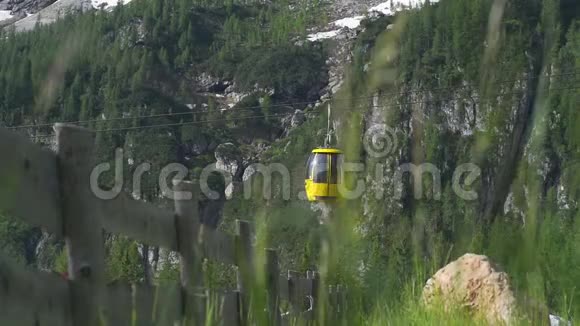 滑雪电梯与美丽的蓝天和山脉的背景视频的预览图