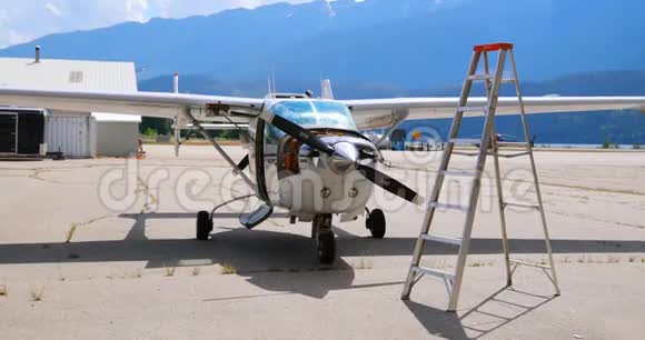 4k机库附近航空航天飞机发动机视频的预览图