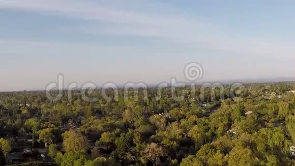 快速360度翻转树木和郊区视频的预览图