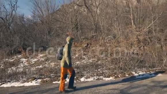 冬山徒步旅行者带背包在山上徒步旅行的女孩徒步旅行视频的预览图