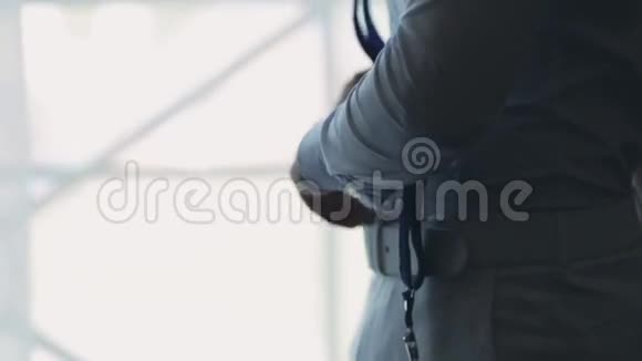 近景男性手按钮撑在窗前年轻的商人早上准备工作视频的预览图