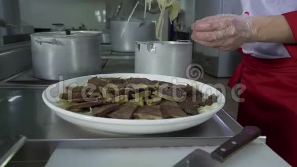 厨师装饰洋葱菜视频的预览图