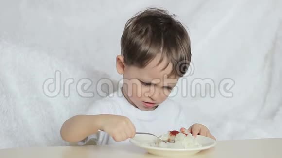 男孩吃粥视频的预览图