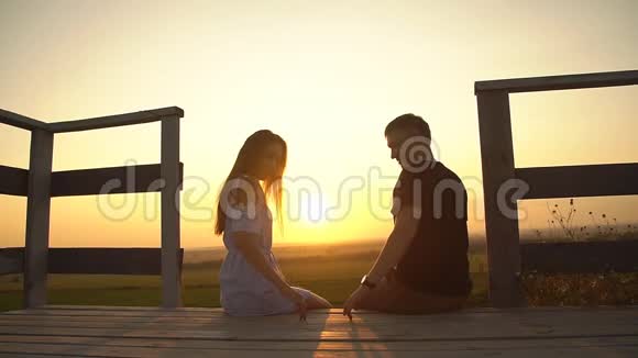 浪漫的男人和女人携手在阳光下形成心形爱和感情视频的预览图