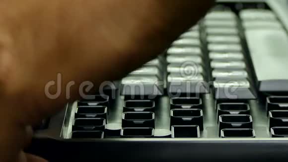 双手将按钮设置为键盘快速移动视频的预览图