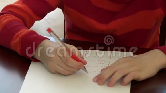 小孩用白纸画教堂视频的预览图
