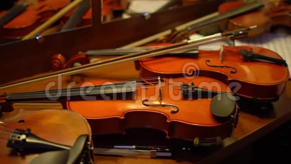 音乐会前更衣室内的小提琴视频的预览图