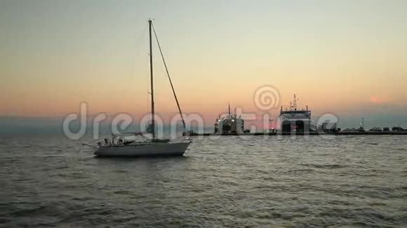 孤独的游艇在寂静的海上航行希腊埃吉纳岛视频的预览图
