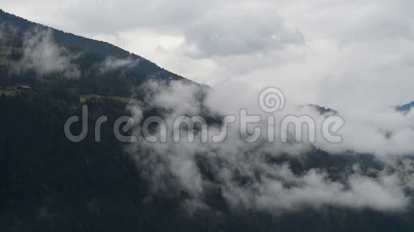 山脉上方的灰色云层视频的预览图
