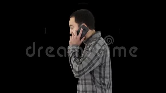 酷年轻人留着胡子走路用手机说话阿尔法频道视频的预览图