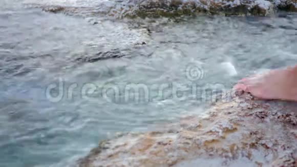 女人的腿在水里行走视频的预览图