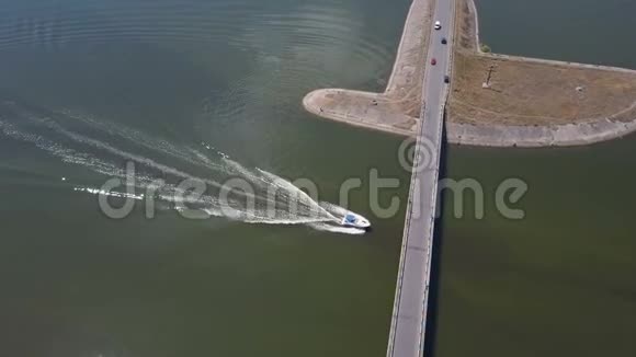 豪华汽车游艇船在桥下行驶视频的预览图