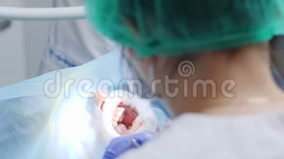 在诊所用专业人员在无菌条件下冲洗牙齿和口腔视频的预览图