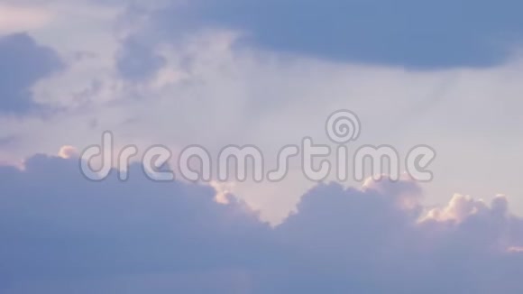 一幅美丽的多云的风景有大片的云彩和日落夕阳的光芒把云彩染成了深红色视频的预览图