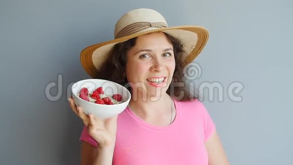 带着一碗麦片和浆果的快乐女人视频的预览图