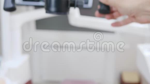无聚焦背景下的人手臂调节双目显微镜视频的预览图