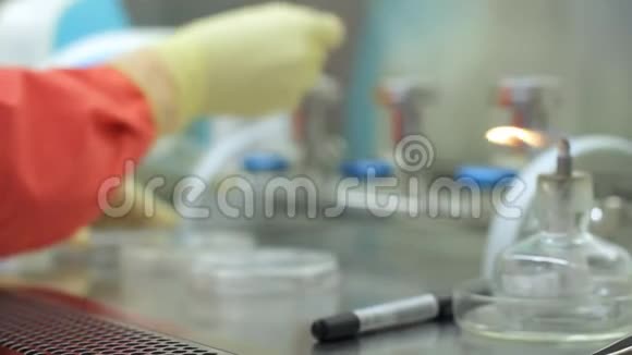 化学科学家手工做实验室研究蜡烛火实验室测试视频的预览图