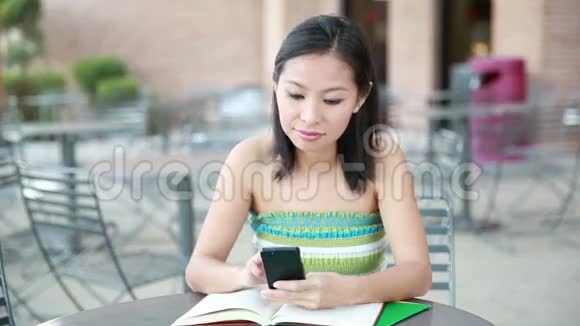 智能手机女孩使用手机应用程序视频的预览图