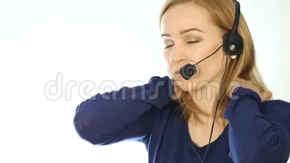 疲劳呼叫中心代表在求助热线上交谈耳机电话营销女性呼叫中心代理在工作慢慢慢慢视频的预览图