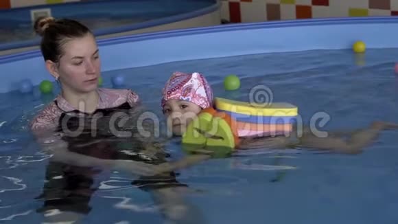 一个小孩子正在游泳看着照相机视频的预览图
