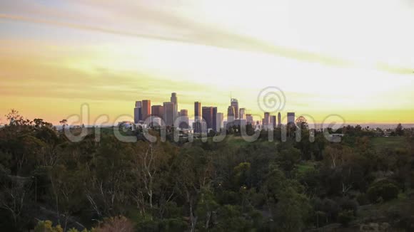 太阳落在洛杉矶的天际线上就像一只小飞鸟飞过市中心视频的预览图
