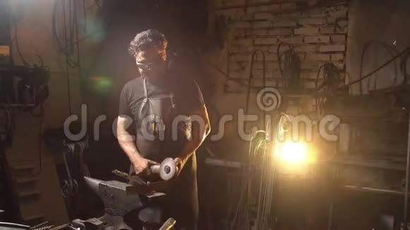 人在车间工作角磨机铁匠用金属加工穿着工作服的男人视频的预览图