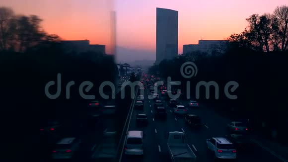繁忙的交通穿过现代城市在阿拉木图时间流逝视频的预览图