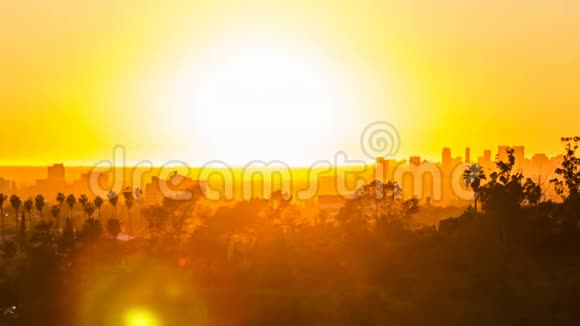 洛杉矶市区的日落景色和移动镜头耀斑的时间间隔视频的预览图