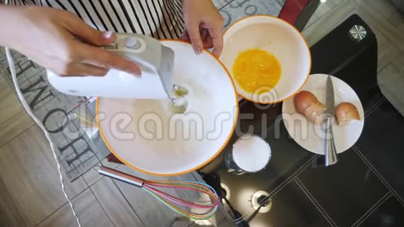 将面团与马达搅拌器混合在碗中在面团中加入配料特写视频的预览图