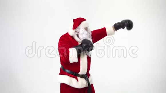 圣诞节白色背景上的圣诞老人戴着黑色拳击手套完成了拳击拳击拳击手视频的预览图