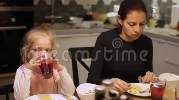 家庭晚餐妈妈和女儿在吃饭视频的预览图