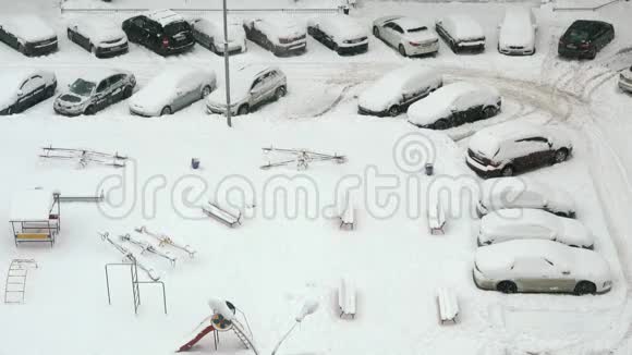 雪地里的汽车和游乐场视频的预览图