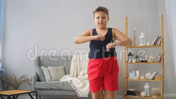 胖男孩在大厅里做运动视频的预览图