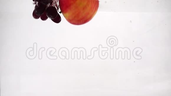 苹果猕猴桃橘子梨柠檬葡萄和草莓在水里泡着慢动作录像视频的预览图