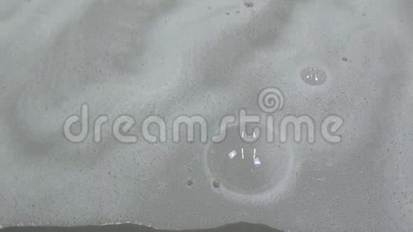 桌子上有大肥皂泡视频的预览图