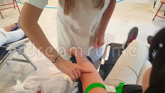 护士准备女人为有需要的人送血视频的预览图