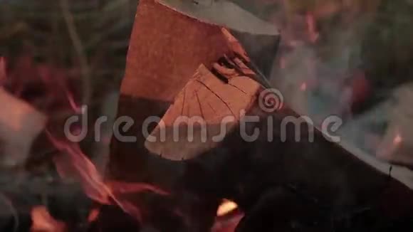 燃烧木头燃烧空气视频的预览图