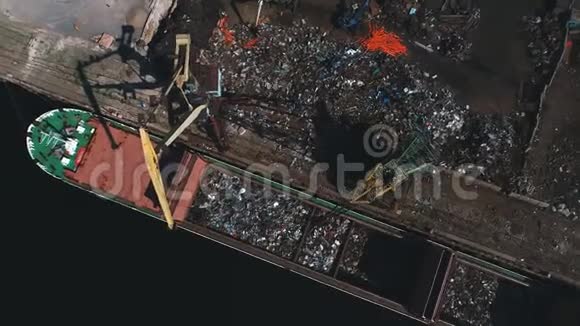 河流上的工业区废料场煤厂港口视频的预览图