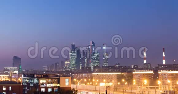 夜幕降临莫斯科商务中心霓虹灯激光和高速公路视频的预览图