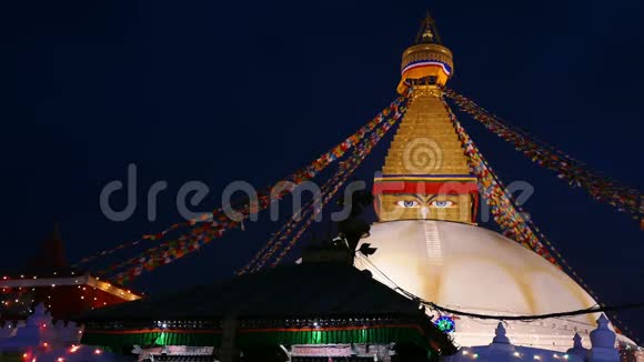 Boudhanath夜间佛教寺视频的预览图