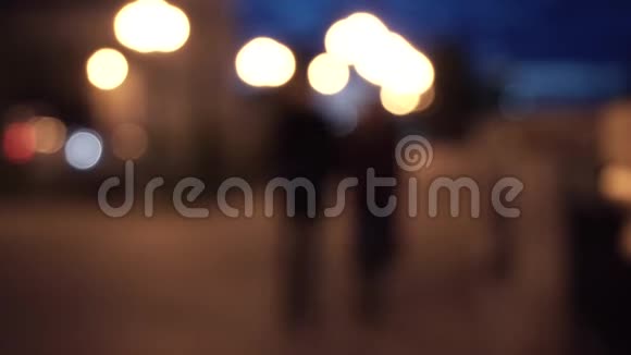夜街和人的剪影模糊的背景布鲁尔晚上在城里散步的情侣视频的预览图