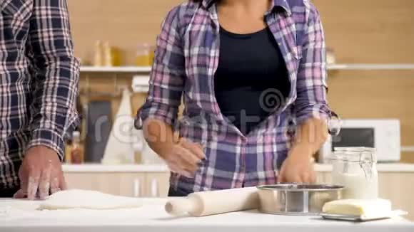 把厨房里的男人和女人关起来一起做饭视频的预览图