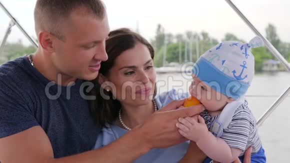 婴儿在休息时用手吃第一餐妈妈和小孩子一起爱一对夏天照顾宝宝视频的预览图