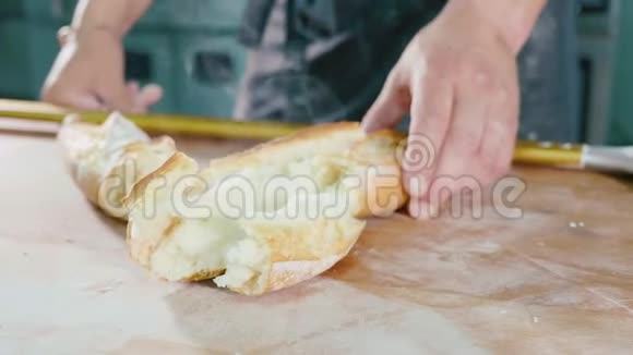 在面包店的商业厨房里把新鲜面包放在桌子上视频的预览图
