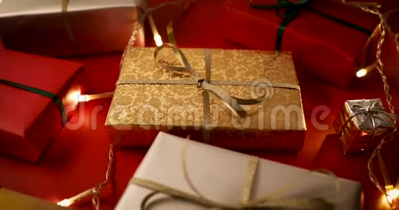 红色背景的圣诞礼物和灯光视频的预览图