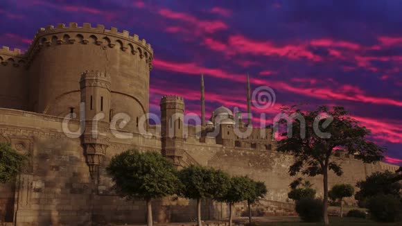 古老的城堡美丽的云彩时光流逝开罗埃及视频的预览图