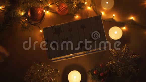 美丽的女孩打开圣诞礼物盒与奇迹灯惊喜的女人得到魔法礼物视频的预览图
