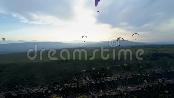 滑翔伞在滑翔伞极限运动比赛中飞越惊人的山脉滑翔伞在空中飞行视频的预览图