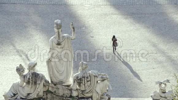 女孩在罗马波波洛广场散步视频的预览图
