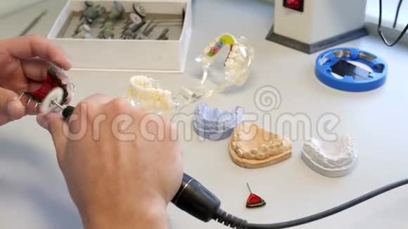 牙科专家用电刷清洁正畸板视频的预览图
